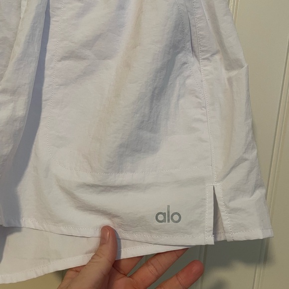 NWOT Alo Yoga alumni Short white size small - Picture 3 of 6
